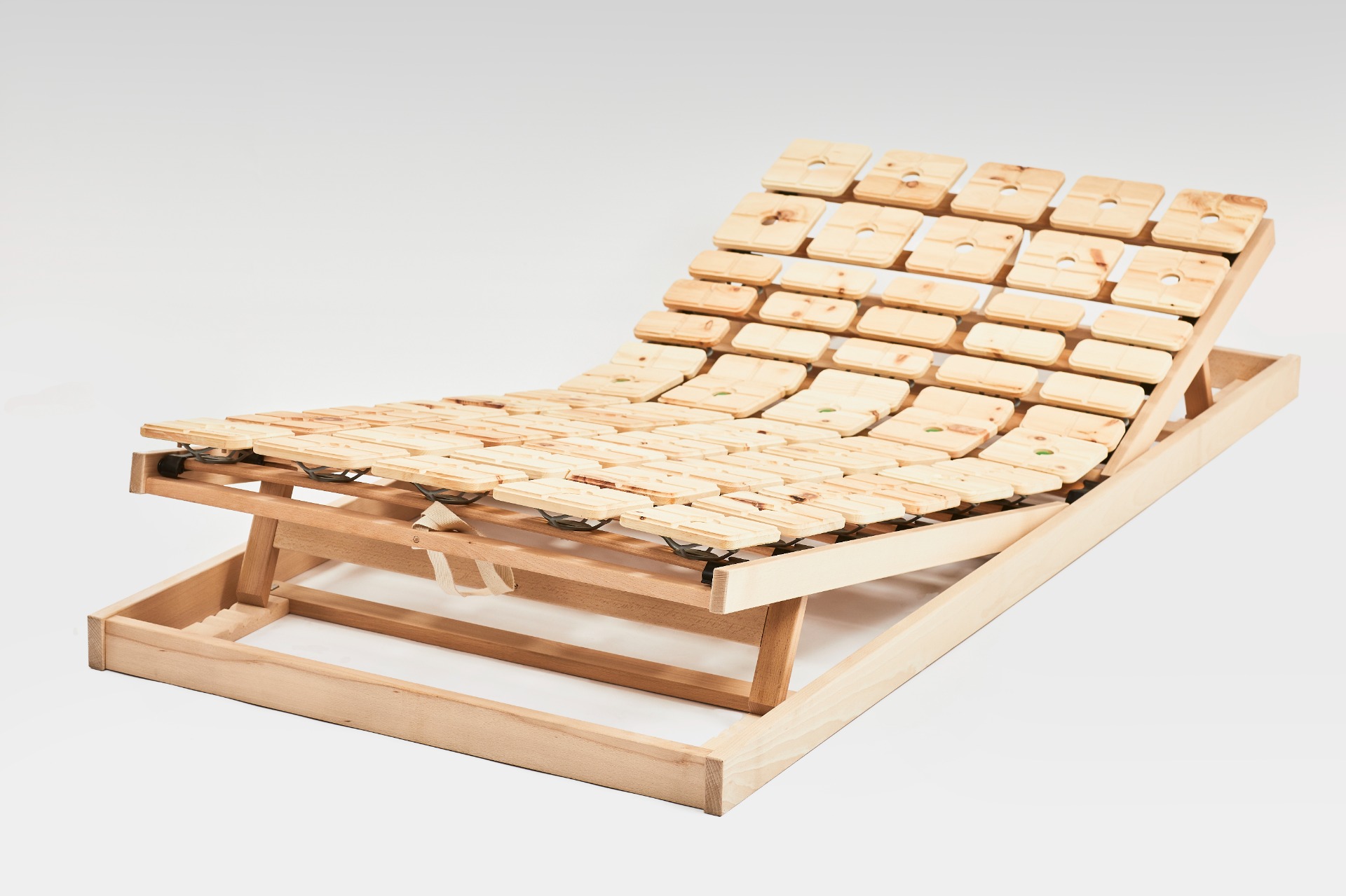 Zirbenlattenrost mit verstellbarem Kopf- und Fußteil, ideal für eine ergonomische Schlafposition.